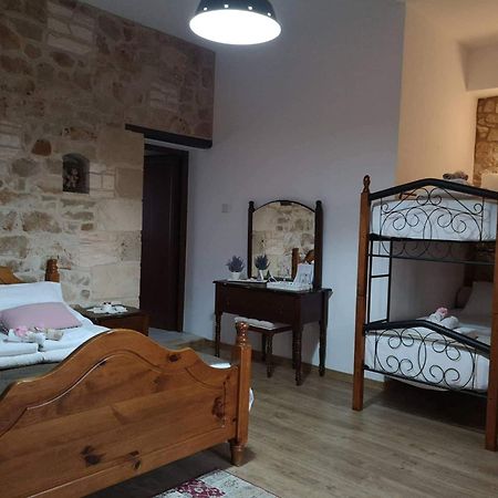 Hanna Koumi Boutique Hotel Kormakiti Rum bild