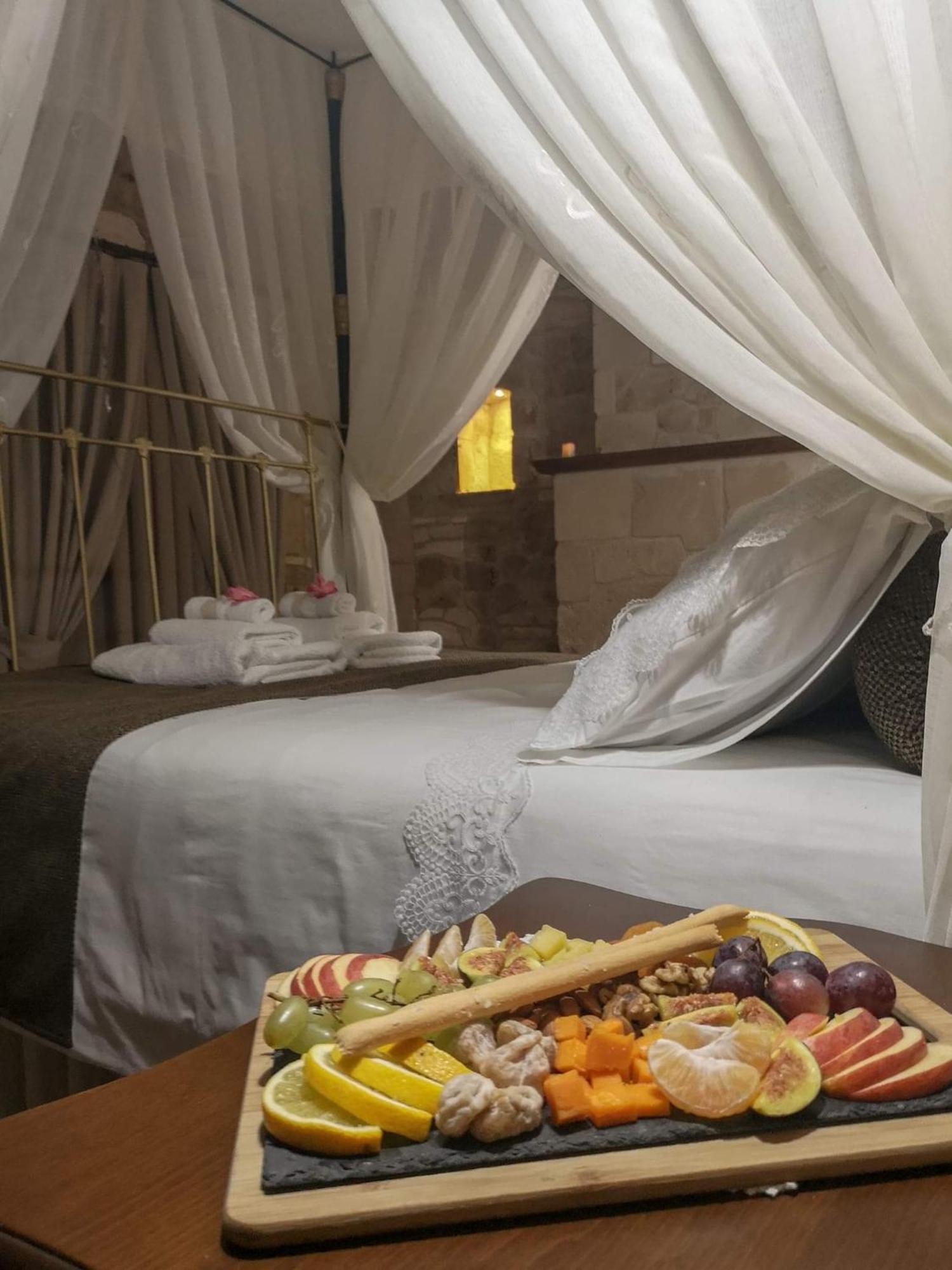 Hanna Koumi Boutique Hotel Kormakiti Rum bild